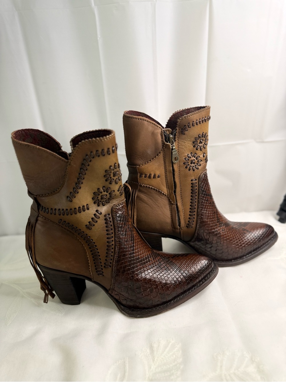 Cuadra Brown Two-Tone Western Ankle Boots